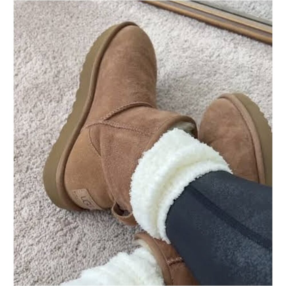 UGG Classic Mini II Genuine Shearling Lined Boot in Chestnut Suede Size US 9